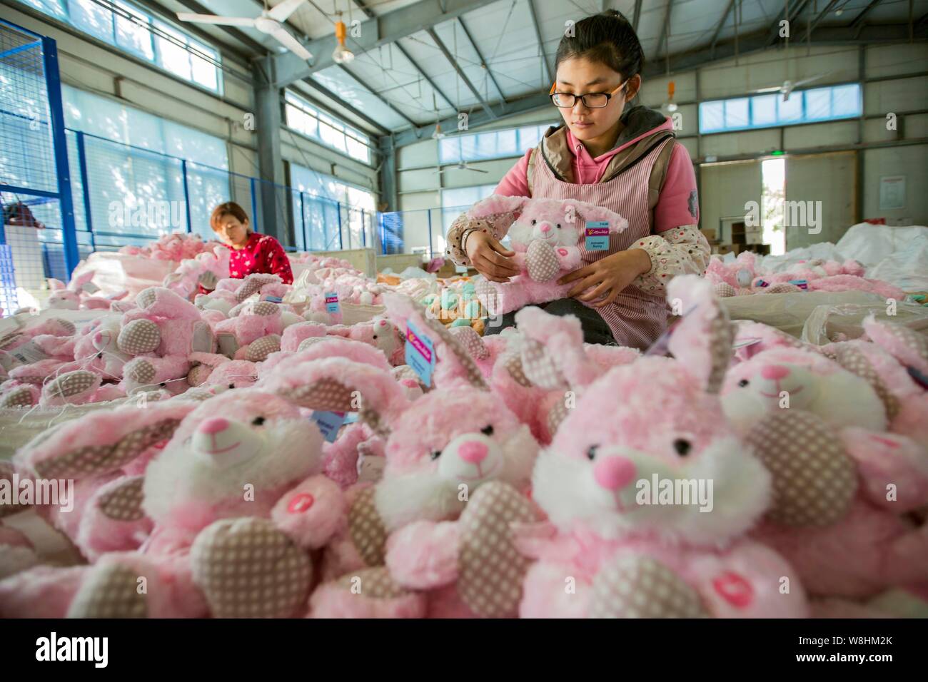 Archivo-mujeres trabajadores chinos coser los juguetes de peluche para ser  exportados a Europa y los Estados Unidos en una fábrica de prendas de  vestir en el Área de Desarrollo Económico Ganyu Fotografía