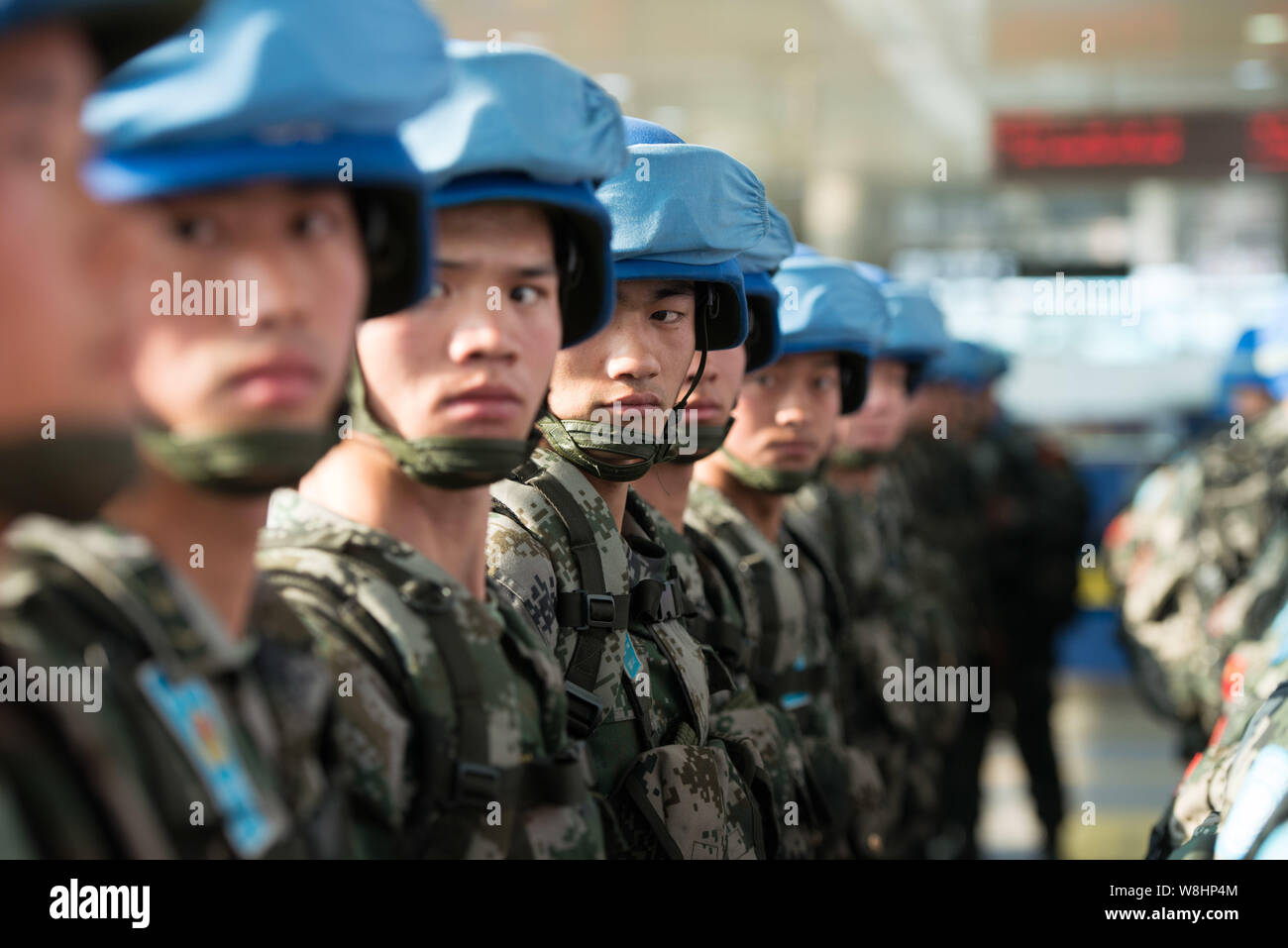 FILE--línea de cascos azules chinos durante una ceremonia de despedida  antes de volar a Sudán del Sur para las misiones de mantenimiento de la paz  de la ONU en Jinan Yaoqiang Internati