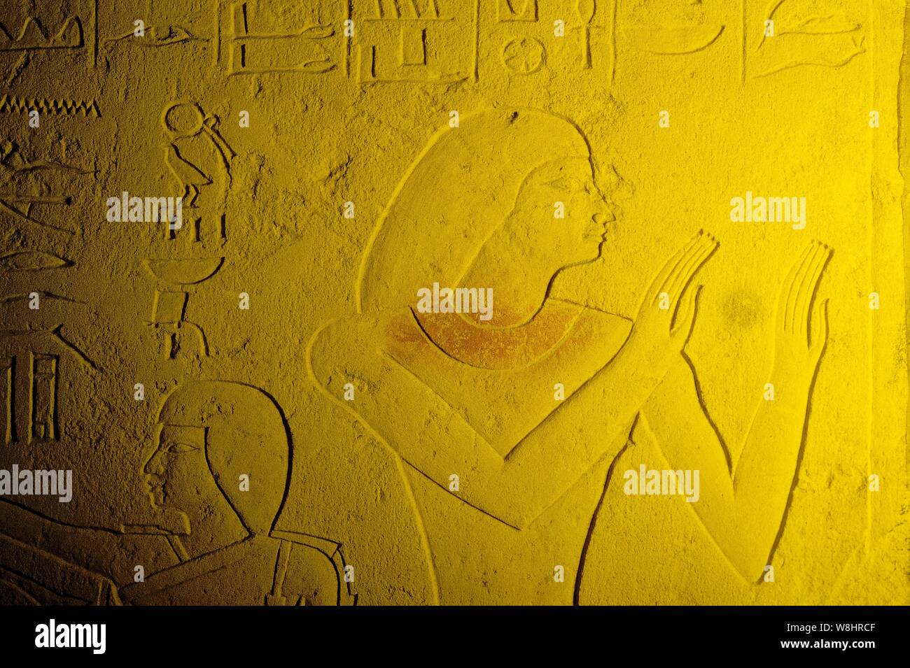 Clay Tablet con jeroglíficos. Foto de stock