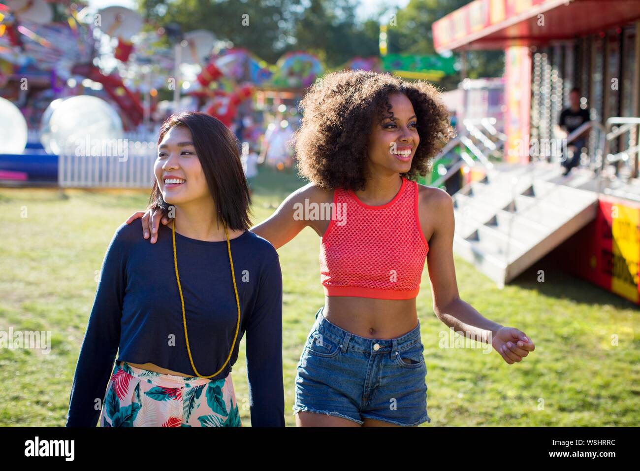 Dos mujeres jóvenes en la feria. Foto de stock