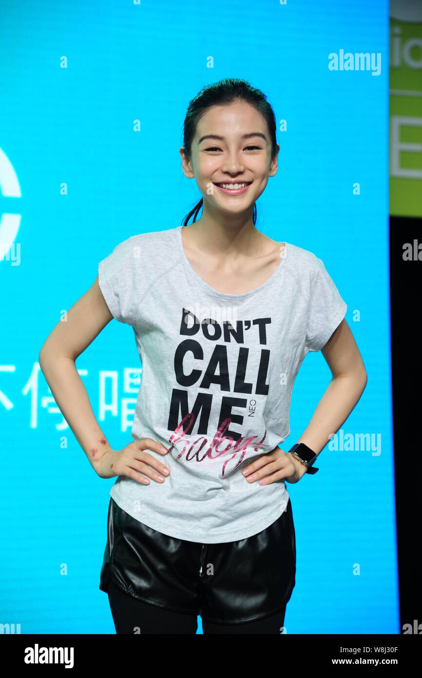consumidor ponerse nervioso Escudero La actriz y modelo de Hong Kong Angelababy poses y sonrisas durante un acto  promocional de Adidas NEO Label en Shanghai, China, 28 de abril de 2015  Fotografía de stock - Alamy