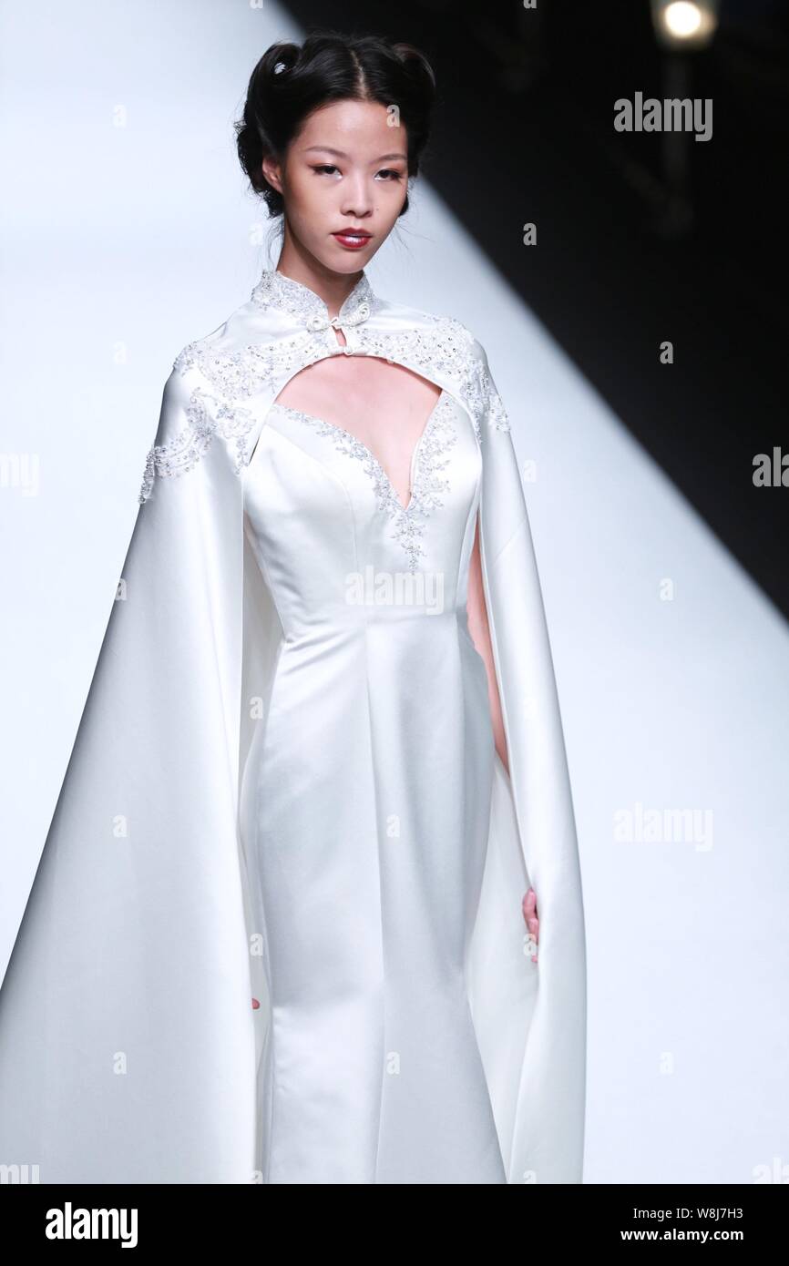 Una modelo muestra una creación nueva en el desfile de modas de vestidos de  boda chino marca Galatea durante la Semana de la moda de Shanghai Primavera/Verano  2016 en Shan Fotografía de