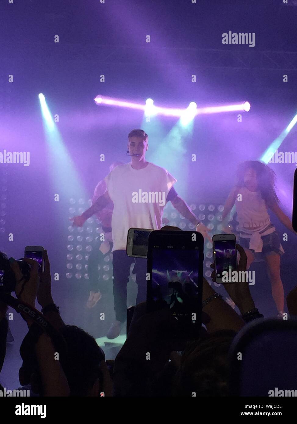 El cantante canadiense Justin Bieber realiza en un concierto durante el Festival de Música de Calvin Klein Jeans en Hong Kong, China, 11 de junio de 2015. Foto de stock