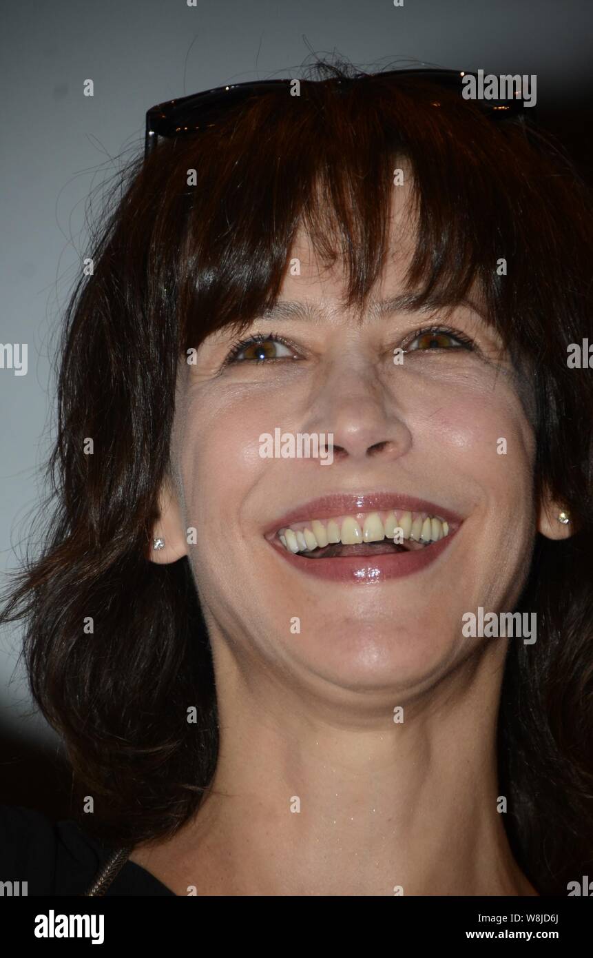 La actriz francesa Sophie Marceau sonríe ante una reunión del