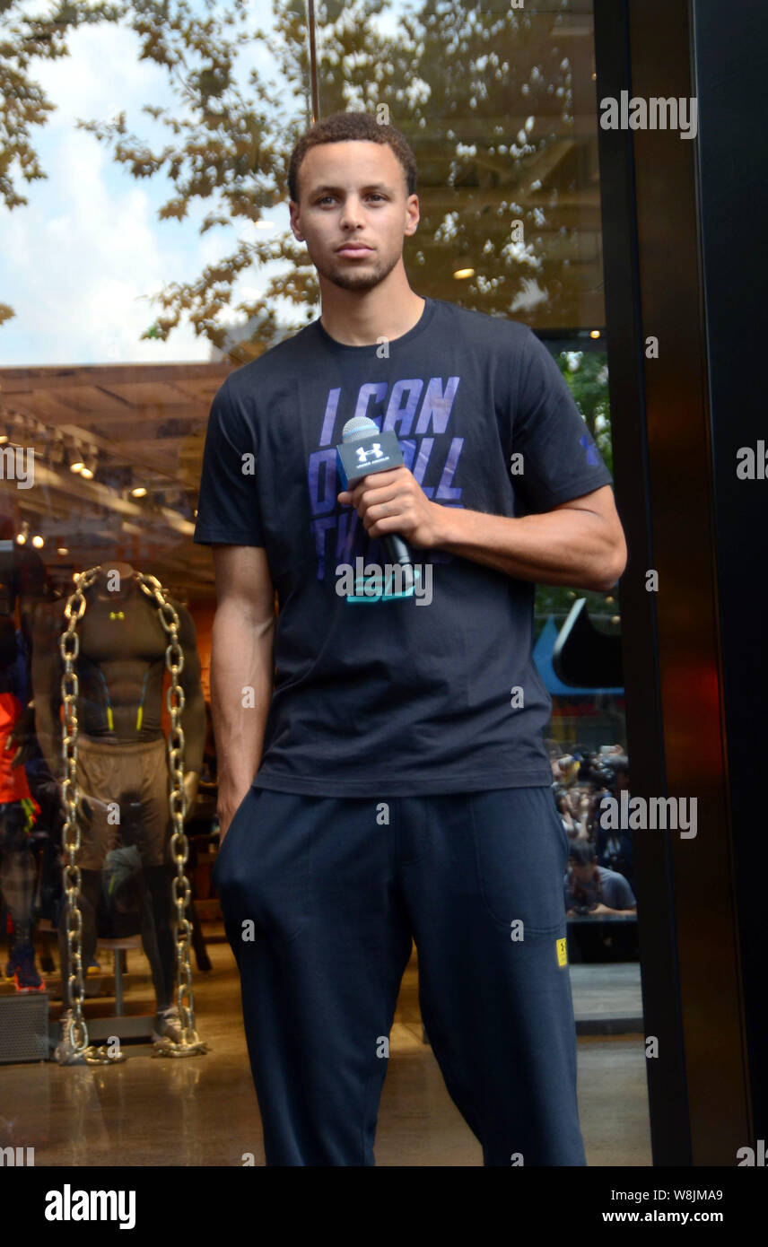 La estrella de la NBA Stephen Curry asiste a la ceremonia apertura de la tienda insignia la marca de ropa deportiva de la marca en virtud de armadura en Shanghai,