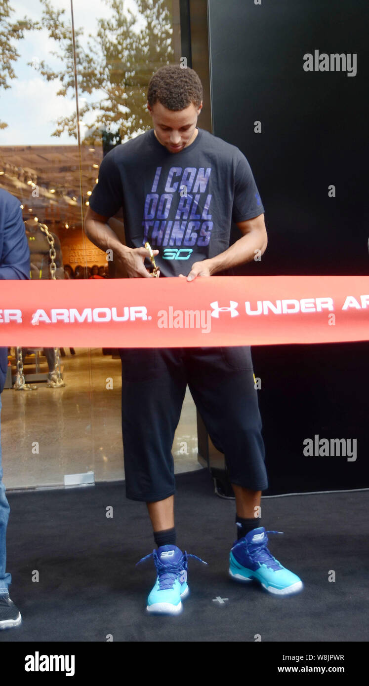La estrella de la NBA Stephen Curry asiste a la ceremonia de apertura de la  tienda insignia de la marca de ropa deportiva de la marca en virtud de  armadura en Shanghai,
