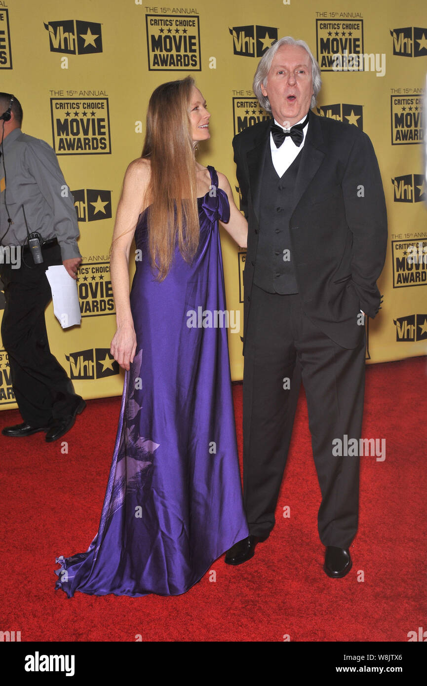 LOS ANGELES, CA. Enero 15, 2010: James Cameron & esposa Suzy Amis en la 15th Annual Critics' Choice Movie Awards, presentados por la Asociación de Críticos de Cine de la televisión, en el Hollywood Palladium. © 2010 Paul Smith / Featureflash Foto de stock