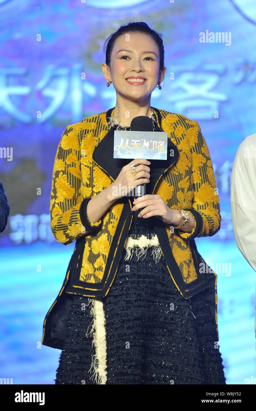 La actriz china Zhang Ziyi reacciona como productor en una conferencia de prensa para su nueva película "Oh mi Dios" en Beijing, China, 4 de agosto de 2015. Foto de stock