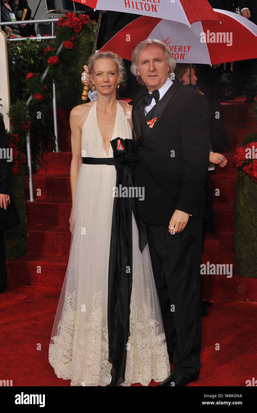 LOS ANGELES, CA. Enero 17, 2010: James Cameron & esposa Suzy Amis en la 67ª Golden Globe Awards en el Beverly Hilton Hotel. © 2010 Paul Smith / Featureflash Foto de stock