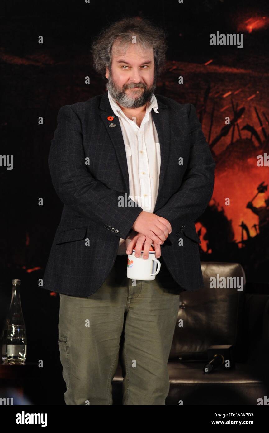 Nueva Zelanda director Peter Jackson asiste a la conferencia de prensa para el estreno de su película "The Hobbit: La batalla de los cinco ejércitos' en Beijing, Foto de stock