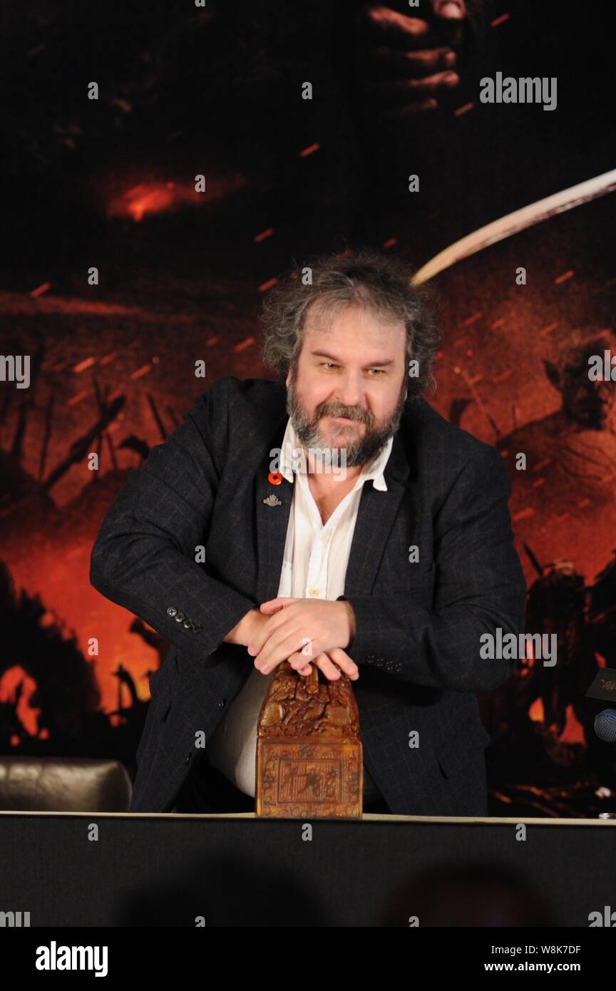 Nueva Zelanda director Peter Jackson posa durante la conferencia de prensa para el estreno de su película "The Hobbit: La batalla de los cinco ejércitos' en Beij Foto de stock
