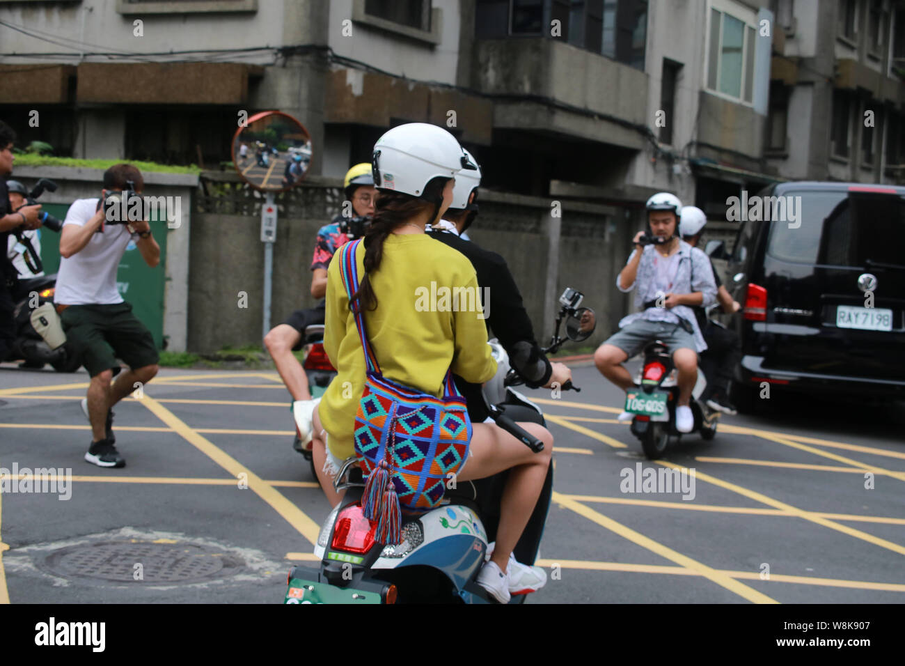 Sur actriz coreana Cheon Seong-im, frontal, mejor conocida por su nombre  artístico Song Ji-hyo, y actor taiwanés Chen Bolin ride un scooter durante  un rodaje Fotografía de stock - Alamy