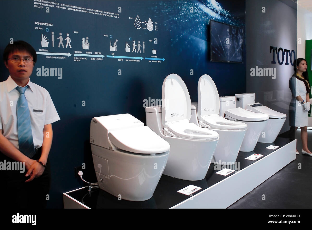 Tirar la cadena de los baños fotografías e imágenes de alta resolución -  Alamy