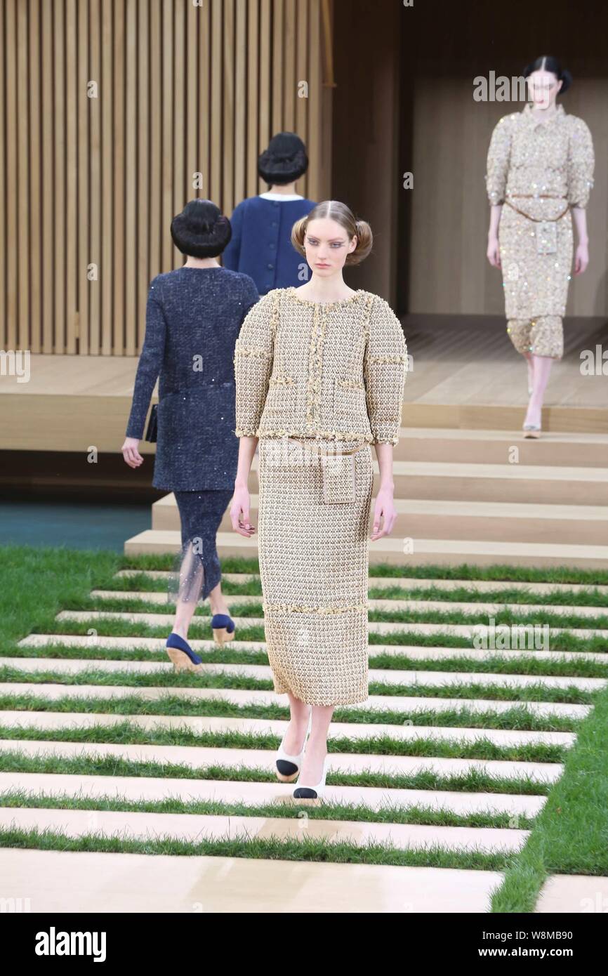 Modelos muestran las nuevas creaciones en el desfile de modas de Chanel  durante la Semana de la moda de Alta Costura de París Primavera/Verano 2016  en París, Francia, 26 de enero de