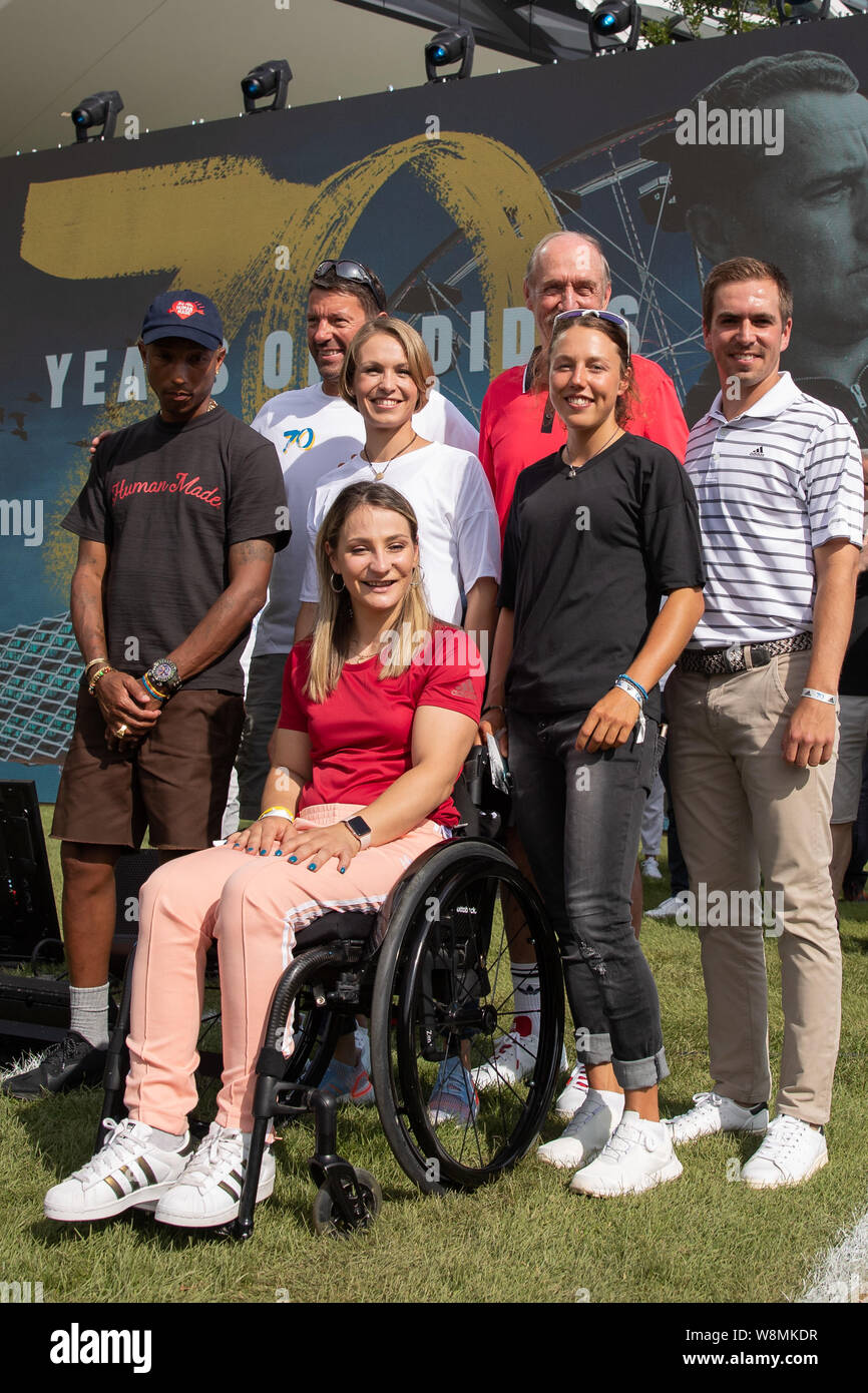 09 de agosto de 2019, Baviera, Herzogenaurach: cantante estadounidense Pharrell  Williams (l-r), CEO del fabricante de artículos deportivos Adidas Kasper  Rorsted, ex biathlete alemana Magdalena Neuner, campeón de ciclismo  Olímpico parapléjico Kristina