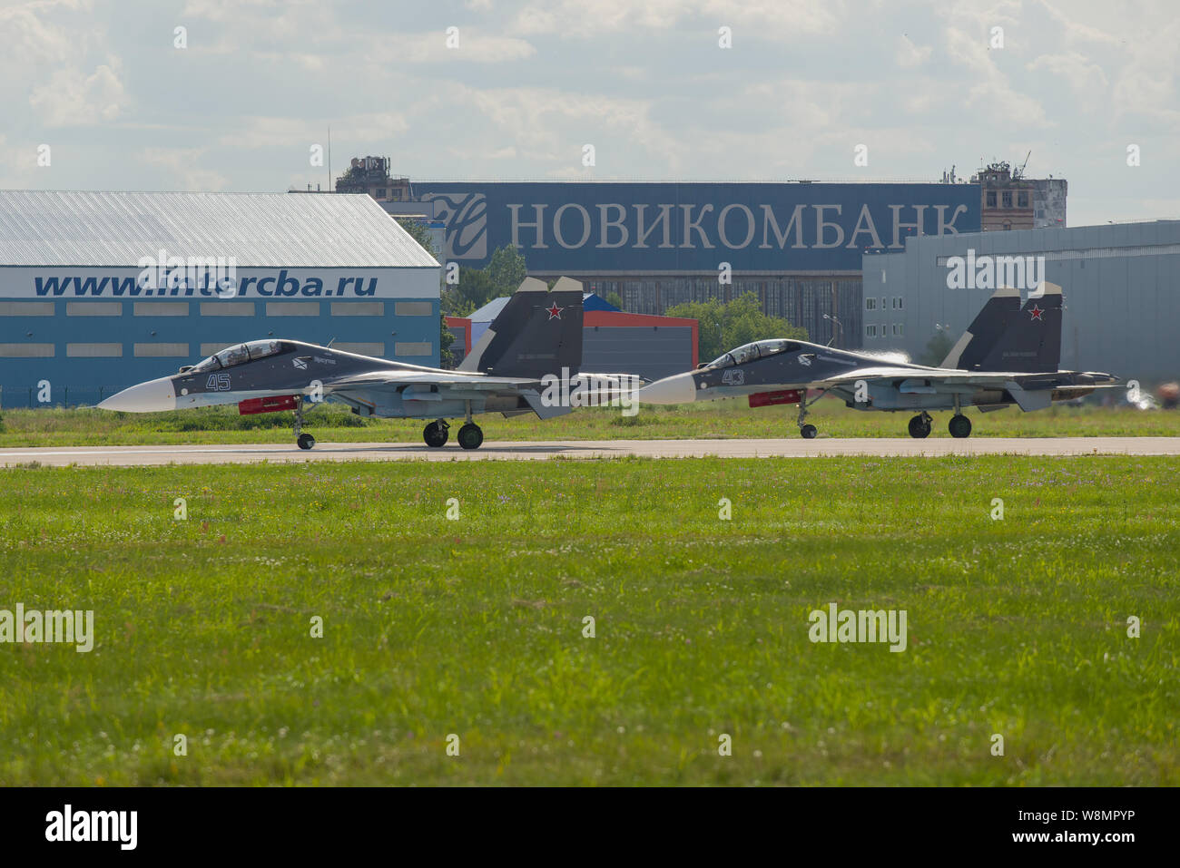 ZHUKOVSKY, Rusia - Julio 20, 2017: Dos cazas multipropósito Su-30SM en la pista de aterrizaje del aeropuerto Zhukovsky en un día de verano. Fragmento de la MAK-2017 un Foto de stock