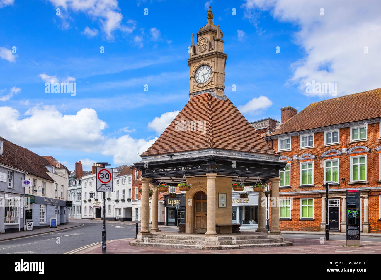 8 de junio de 2019: en Newbury, Berkshire, Reino Unido - La Casa del Reloj, una torre del reloj del siglo xx en Newbury, Berkshire. Foto de stock