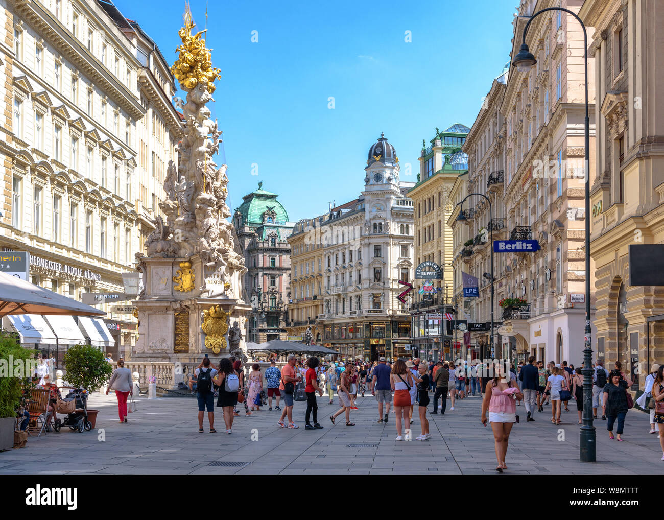 Los peatones caminando por la columna de la Santísima Trinidad en el graben en Viena Foto de stock