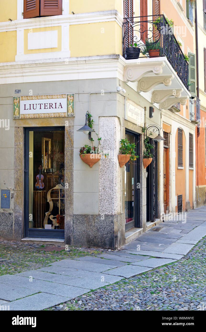 Una pequeña tienda en Cremona, Italia, los locales de Giorgio Grisales, considerado uno de los mejores fabricantes de violín de hoy Foto de stock