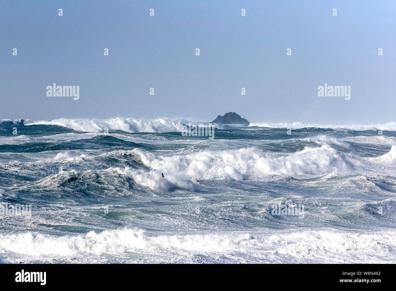 Tormenta Imogen trae grandes olas en Whitesand Bay, Sennen Cove Cornwall Foto de stock