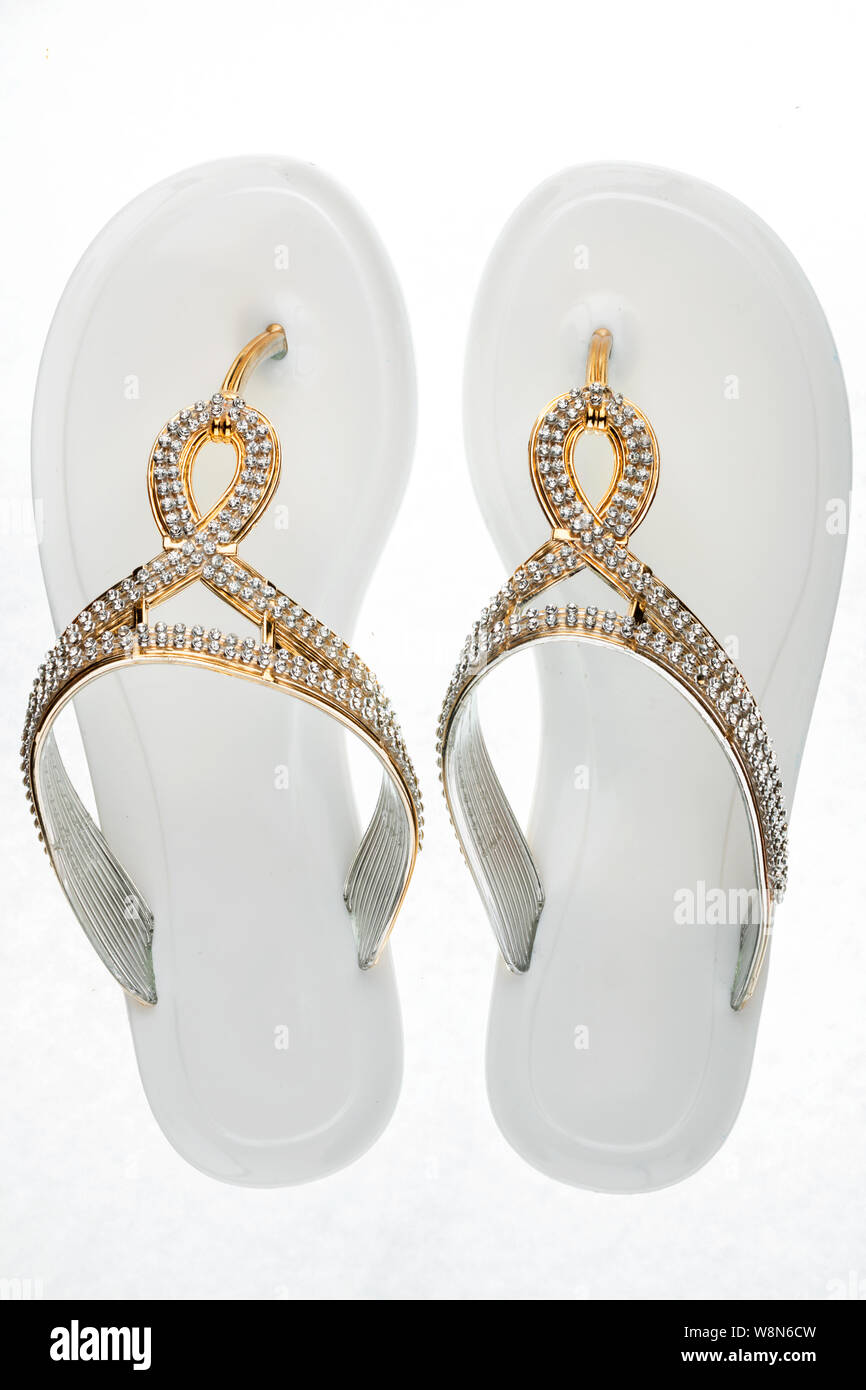 Glamoroso blanco chanclas, sandalias decoradas con brillantes sobre un fondo Vista desde arriba Fotografía de stock - Alamy