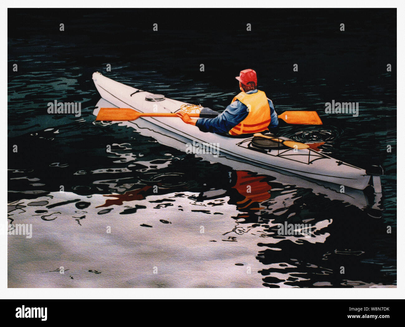 Kayakista con gorra roja jean chaqueta blanca palas de kayak en la oscuridad dejando remolinos de piscinas de azul en su despertar Foto de stock