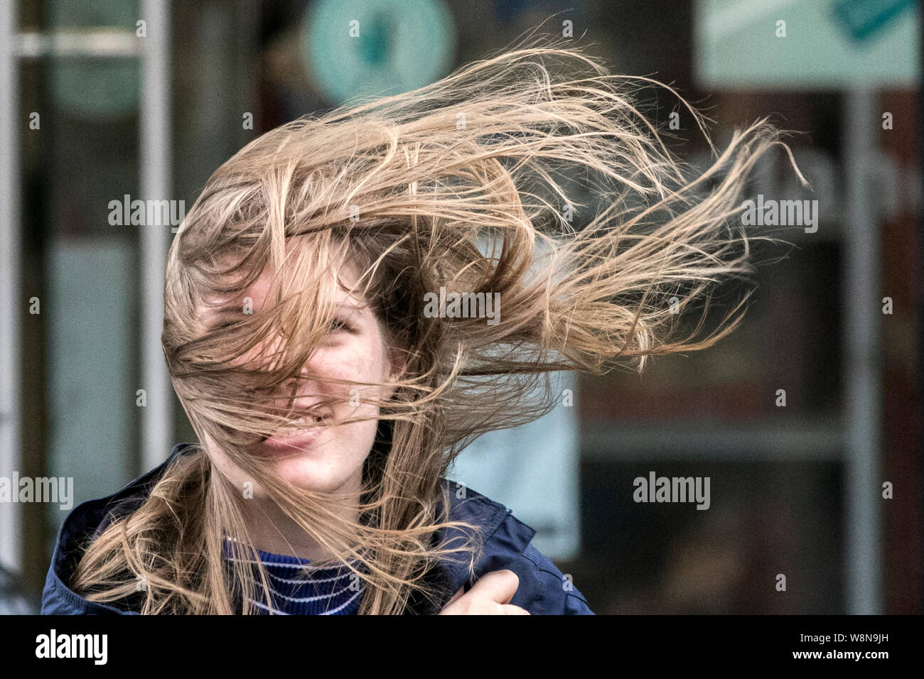 Cabello alborotado cabello tiene un mal día soplada por el viento viento  tormenta día tempestuoso paisaje, pelo alborotado, mujer, hembra, viento,  retrato, el pelo largo, cara al aire libre, adulto, el estilo,