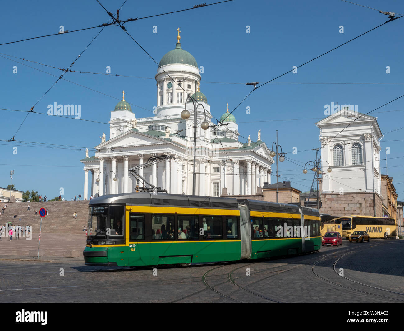 Tranvía pasando la Catedral de Helsinki en la Plaza del Senado Foto de stock