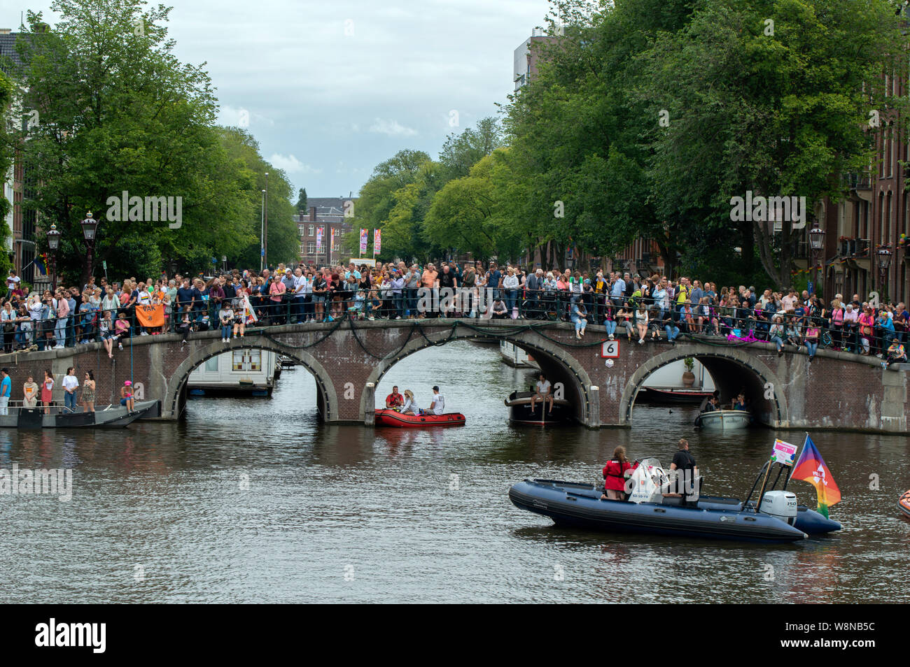Multitud junto al río Amstel, durante la celebración del orgullo Gay Amsterdam Países Bajos 2019 Foto de stock