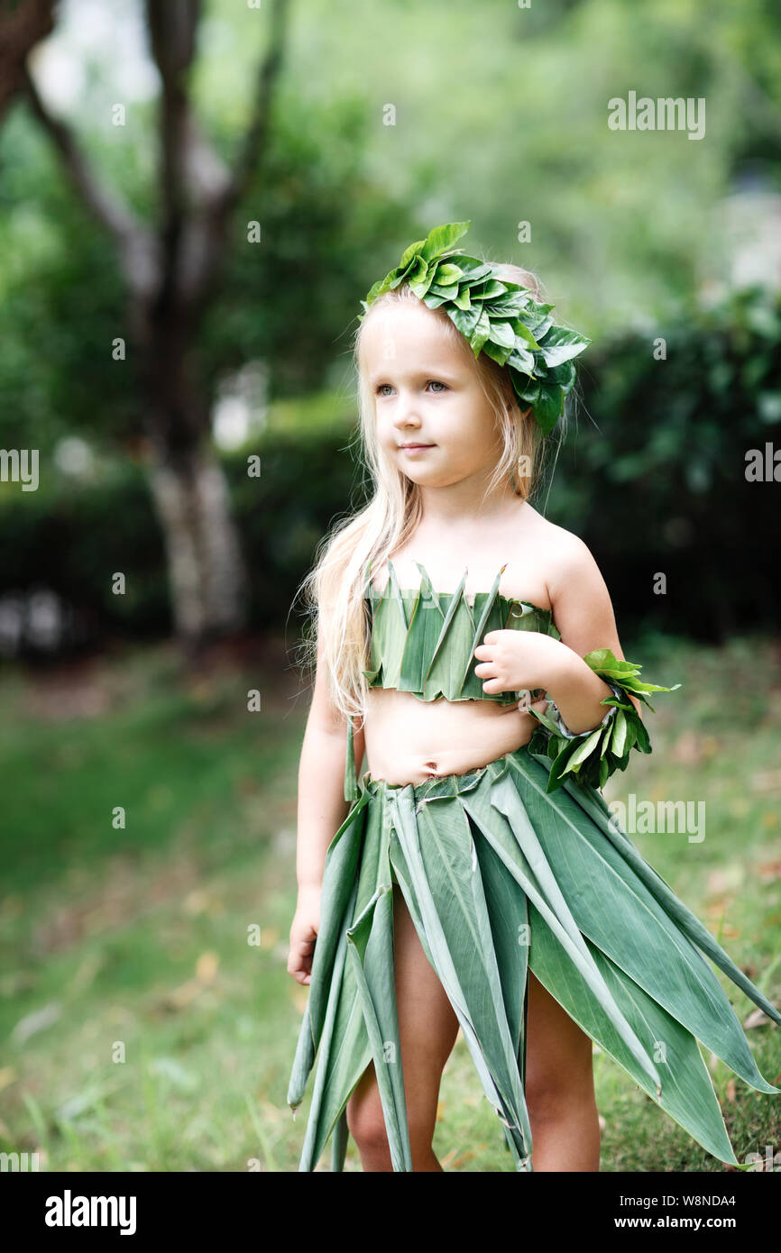 Poco lindo rubia en disfraz de carnaval de pasto verde exterior. kid listo  para la fiesta de Halloween Fotografía de stock - Alamy
