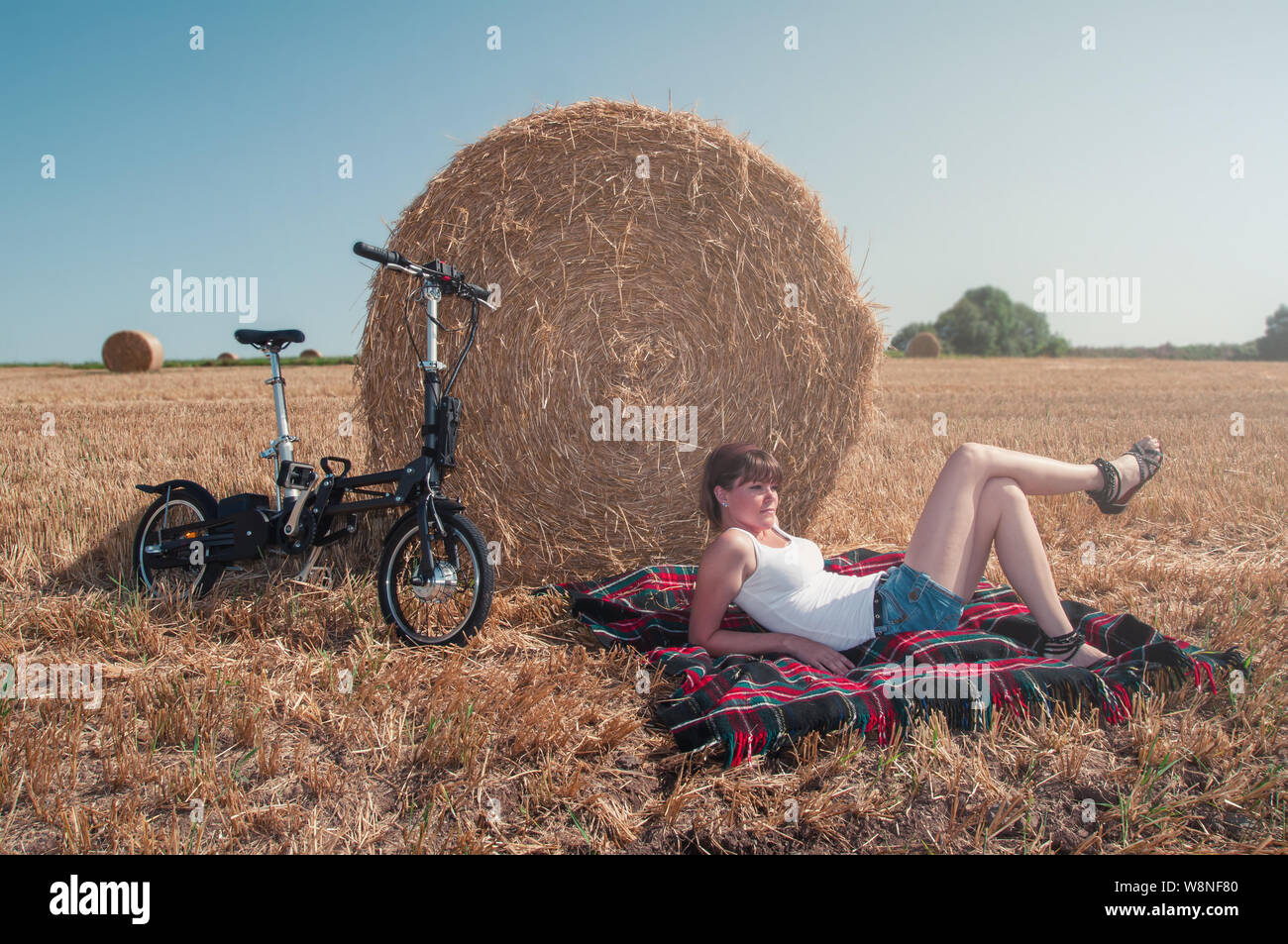 Mujer joven disfrutando del sol de verano en el país Foto de stock