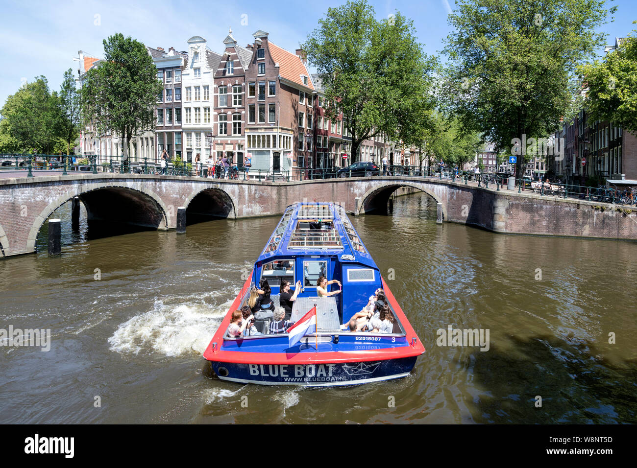 Canal Boat Amsterdam ciudad de Ámsterdam en Barco Azul en Keizersgracht/ Leidsegracht intersección. Foto de stock