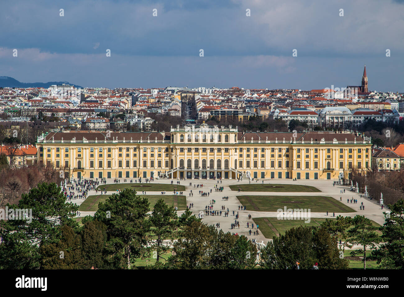 El palacio de Schönbrunn en Viena, Austria, vista desde la colina Foto de stock