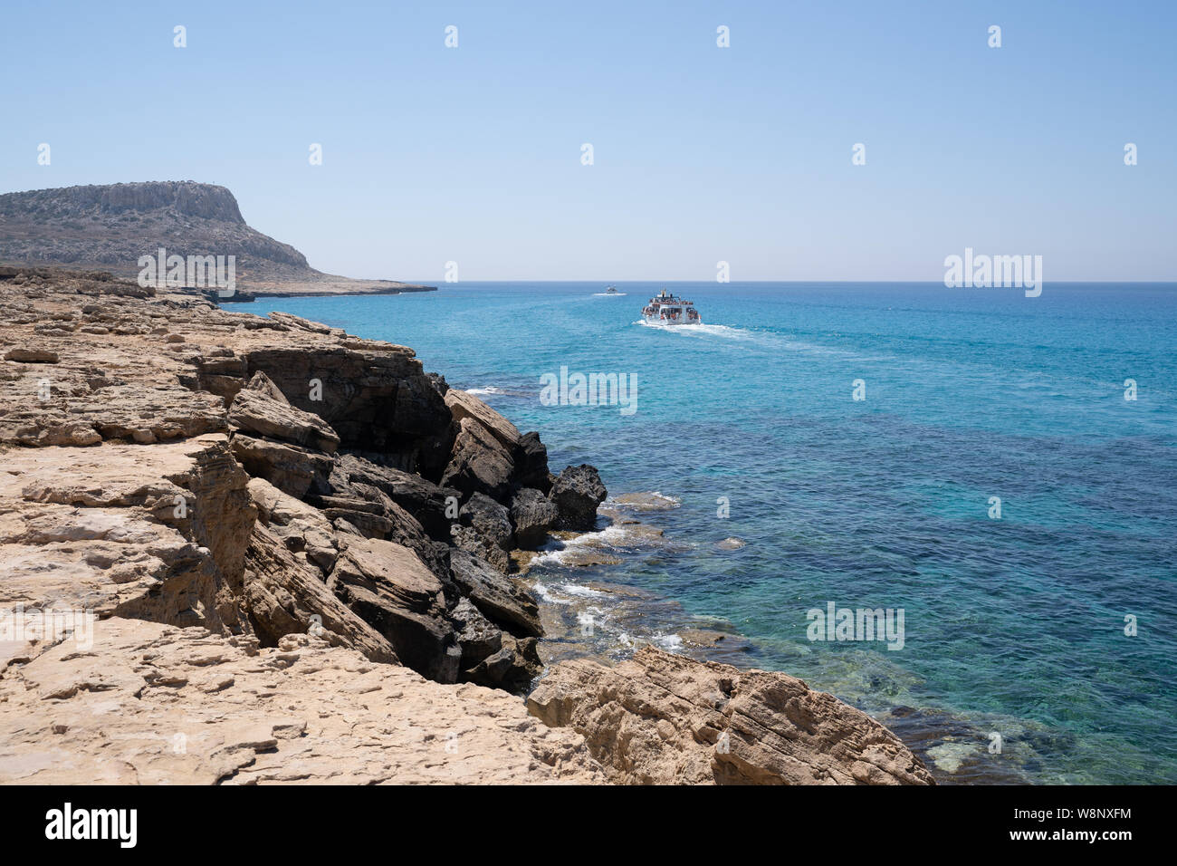 Cape Greco paisaje con buques turísticos pasando (Cavo Greco, Capo Greco). Foto de stock