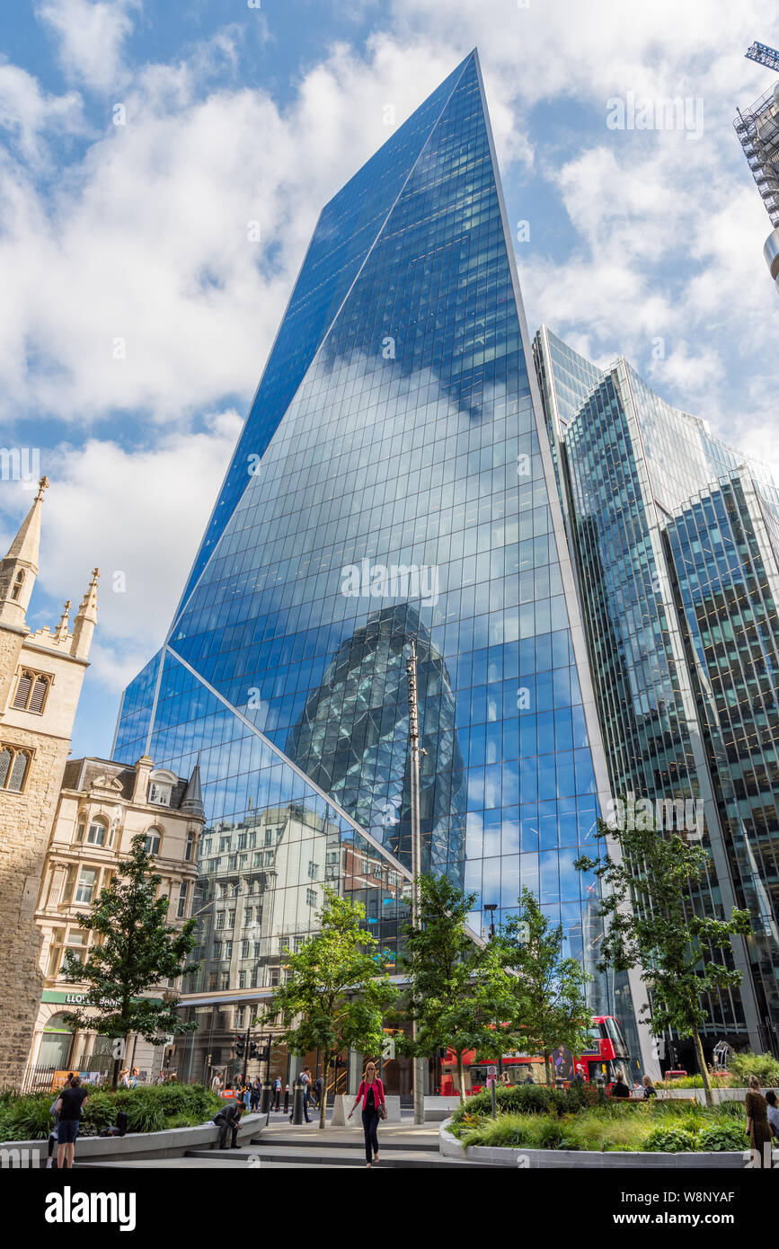 El bisturí de rascacielos, 52 - 54 Lime Street, City of London, Londres EC3. También conocido como el Cheesegrater. Diseñado por Kohn Pedersen Fox Foto de stock