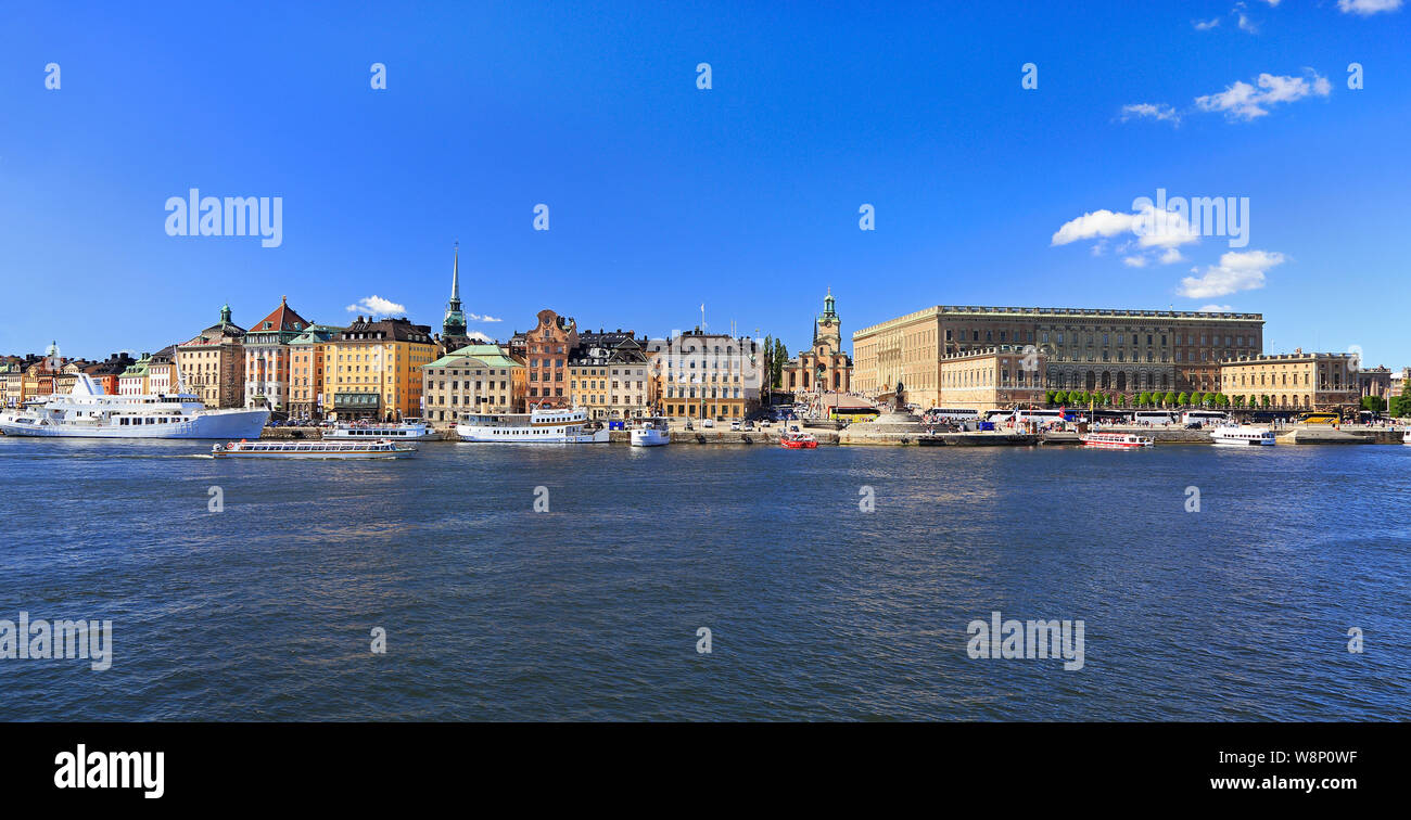 Pintoresca vista panorámica de la Ciudad Vieja (Gamla Stan) con un barco de pasajeros en el primer plano, Suecia Foto de stock