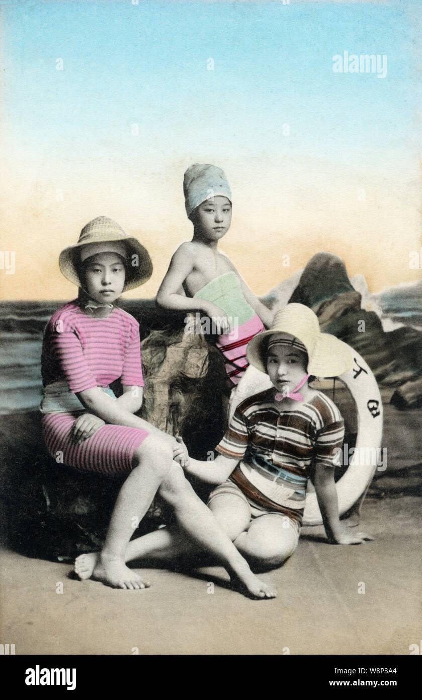 1910s Japón - Las mujeres japonesas en traje de baño ] - Una foto de  estudio de tres jóvenes japoneses vistiendo sombreros moderna posando en  trajes de baño. Modelos para este