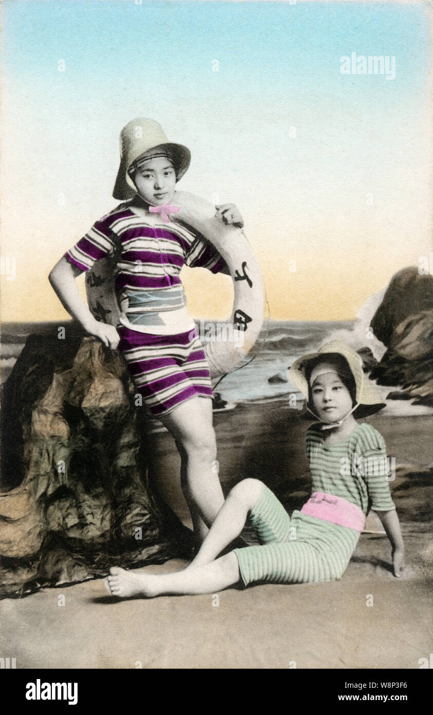 1910s Japón - Las mujeres japonesas en traje de baño ] - Una foto de  estudio de tres jóvenes japoneses vistiendo sombreros moderna posando en  trajes de baño. Modelos para este