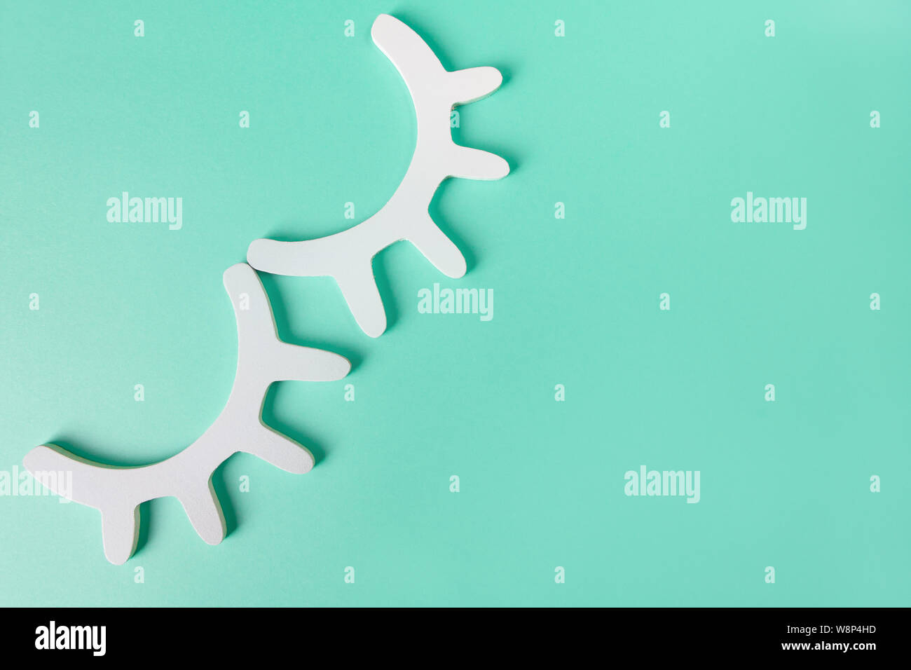 Elegante Decoracion De Las Paredes En Forma De Dos Ojos Cerrados