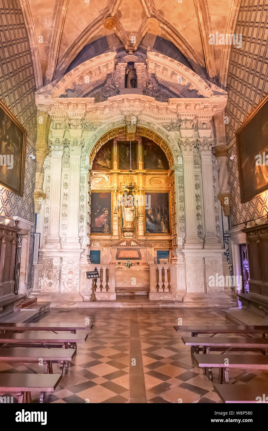 La sala capitular (sala do capitulo) dentro del Monasterio de Santa Cruz. Monumento Nacional, porque los dos primeros reyes de Portugal Foto de stock