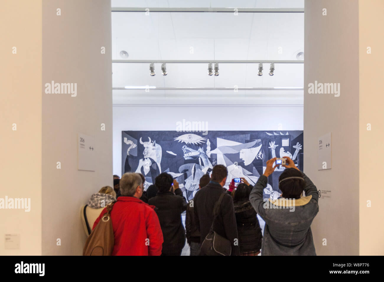 La Gente Que Busca La Pintura Guernica De Pablo Picasso El Museo