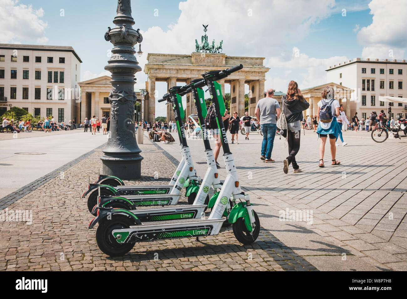Berlin, Alemania - Junio 2019: Eléctrico E scooter , escooter o e-scooter de la empresa lime estacionado en la Puerta de Brandenburgo en Berlín. Foto de stock