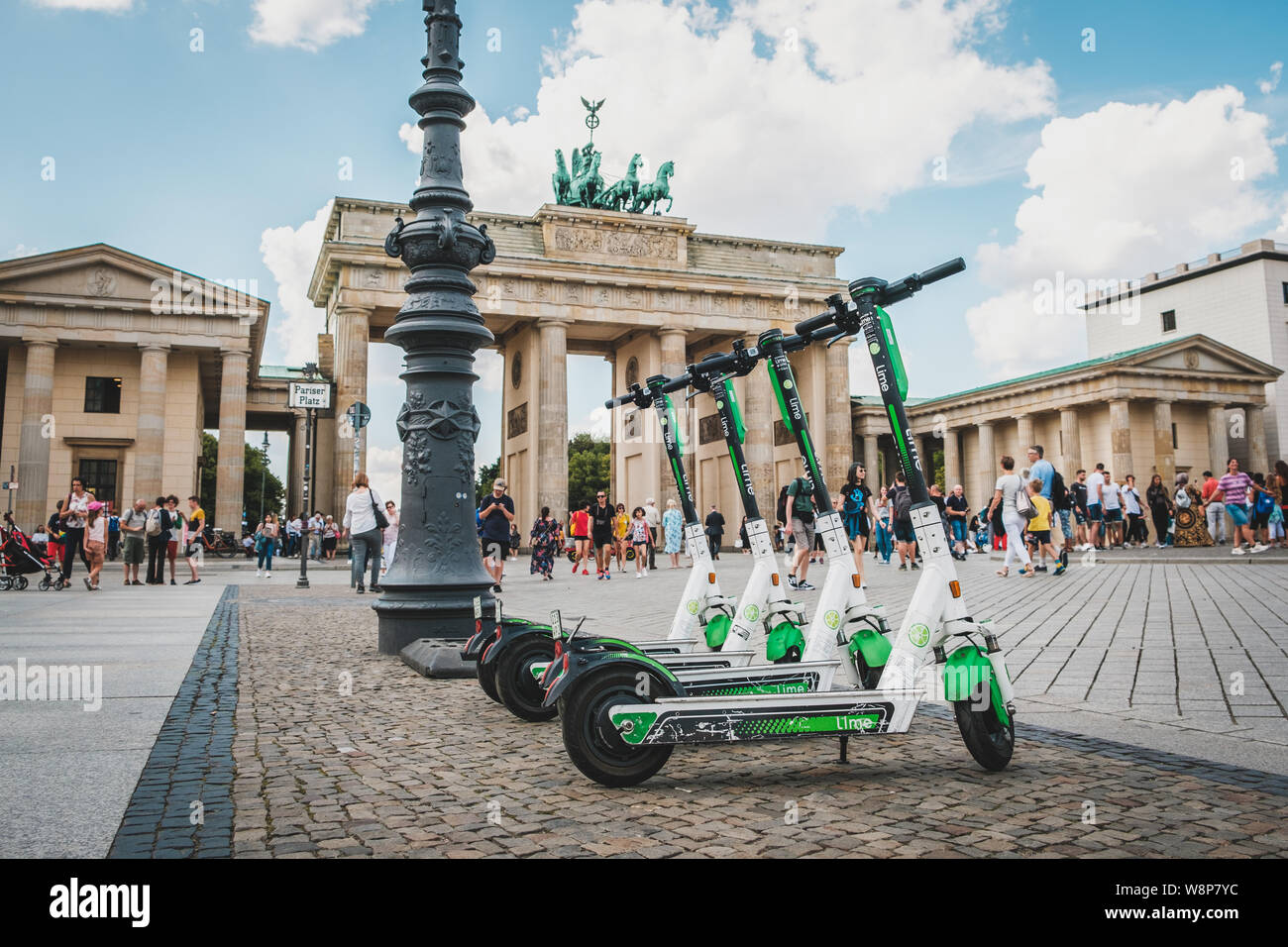 Berlin, Alemania - Junio 2019: Eléctrico E scooter , escooter o e-scooter de la empresa lime estacionado en la Puerta de Brandenburgo en Berlín. Foto de stock