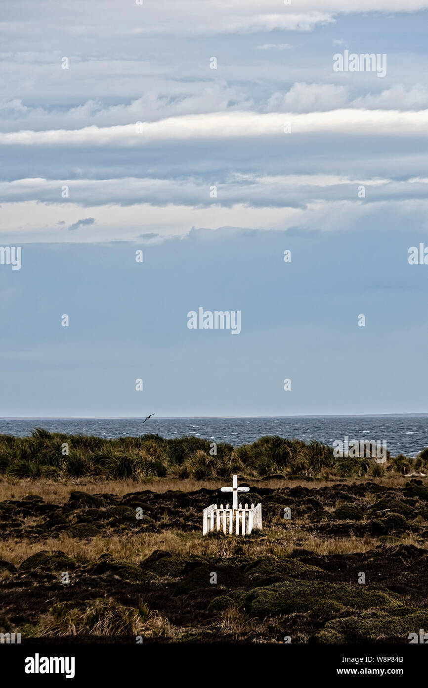 Vista de la valla y cruzar en grave del francés Alexander Dugas que se suicidó en 1929, Sea Lion Island, en las Islas Malvinas Foto de stock