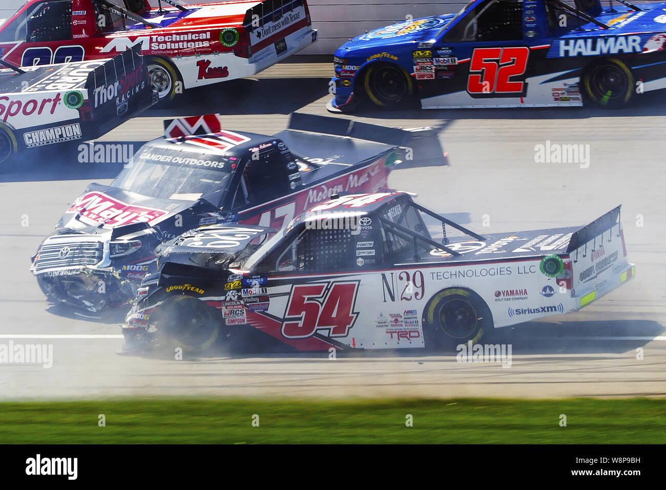 Brooklyn, Michigan, Estados Unidos. 10 Aug, 2019. Gander afuera Truck  Series driver NATALIE DECKER (54) y Jordan ANDERSON (3) accidente justo  antes de girar uno durante la 20ª Anual de aceite Corrigan