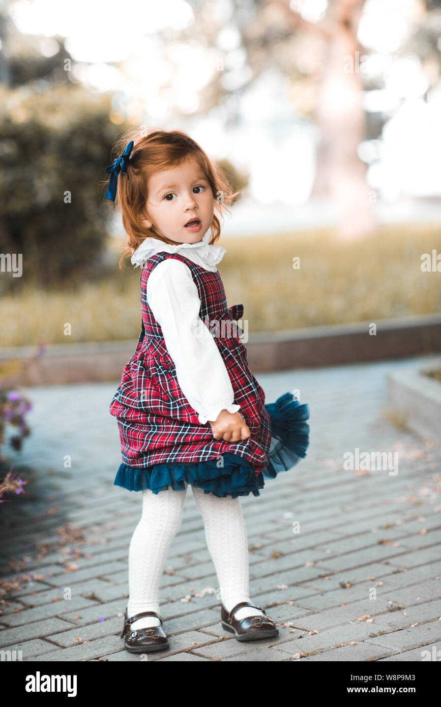 Niña En La Calle, Bebé De Tres Años De Edad Fotos, retratos, imágenes y  fotografía de archivo libres de derecho. Image 85460285