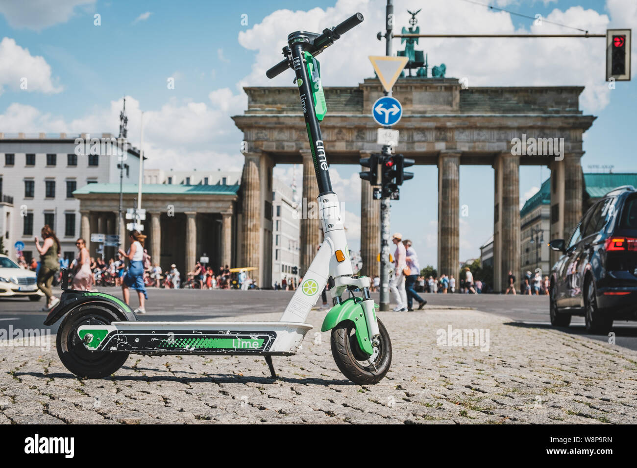 Berlin, Alemania - Junio 2019: Eléctrico E scooter , escooter o e-scooter en el Brandenburger Tor, en Berlín, Alemania Foto de stock