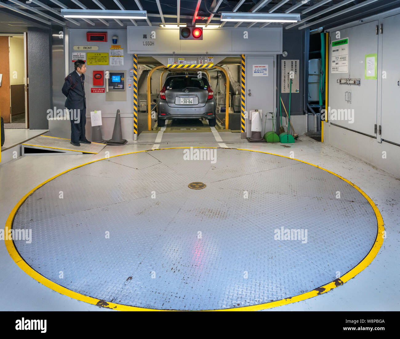 Tocadiscos en un sistema de aparcamiento automatizado (APS) Garaje, Hotel Ibis, Shinjuku, Tokio, Japón Foto de stock