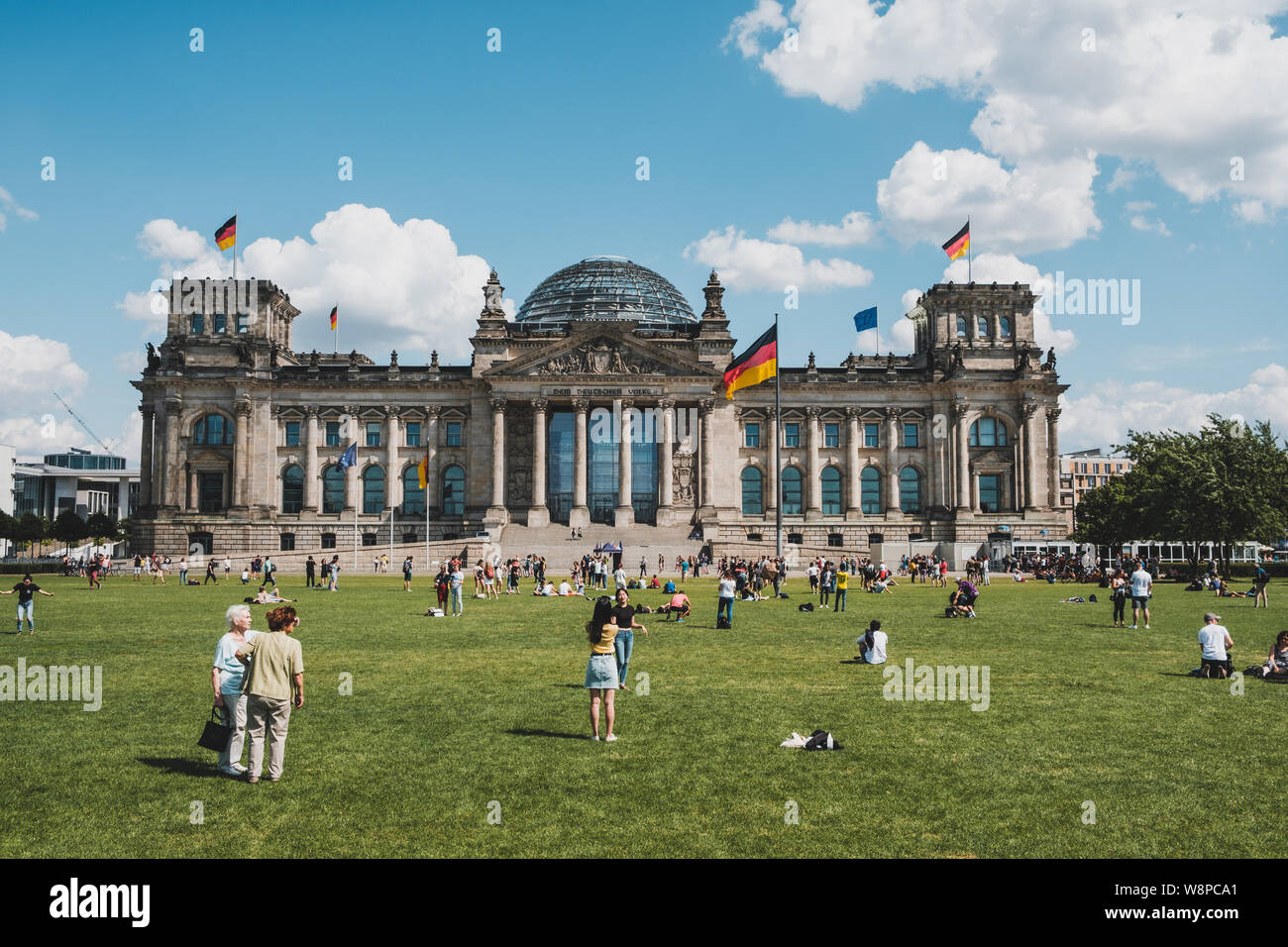 Berlin, Alemania - Agosto, 2019: la gente en frente del edificio del Reichstag (Parlamento Alemán), un famoso monumento clásico en un día de verano en Belin Foto de stock