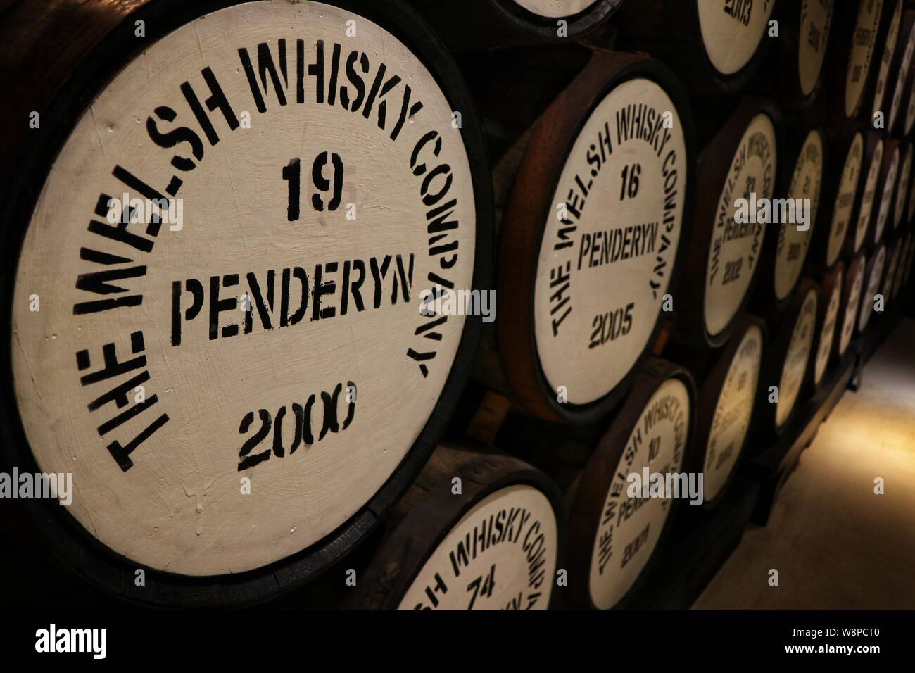 Maduración en barriles de whisky bourbon, la Destilería Penderyn, Wales, REINO UNIDO Foto de stock